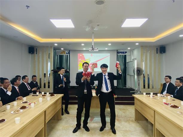 Anh Phạm Quang Trung - Tổng Giám đốc và anh Trần Dương Nghĩa - Phó Tổng Giám đốc bắt đầu chương trình lì xì năm mới